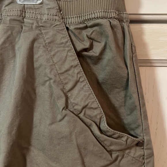 A tan skort   Great for the warm weather. Size 24 - Picture 3 of 7